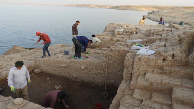 انحسار المياه يكشف عن قصر أثري «غامض» في العراق!